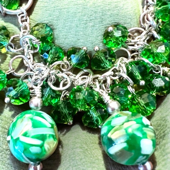 Green glass and swarovski crystal charm bracelet. Recycled green bottle glass. - Picture 4 of 16